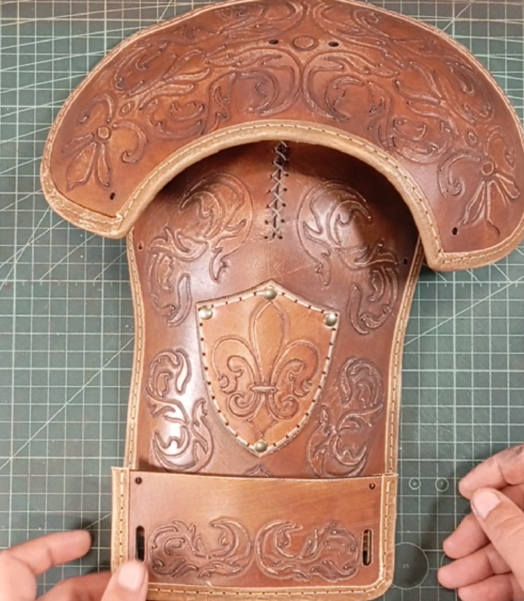Shoulder pad Leather pattern | Steampunk LARP musketeer | DIY instructions