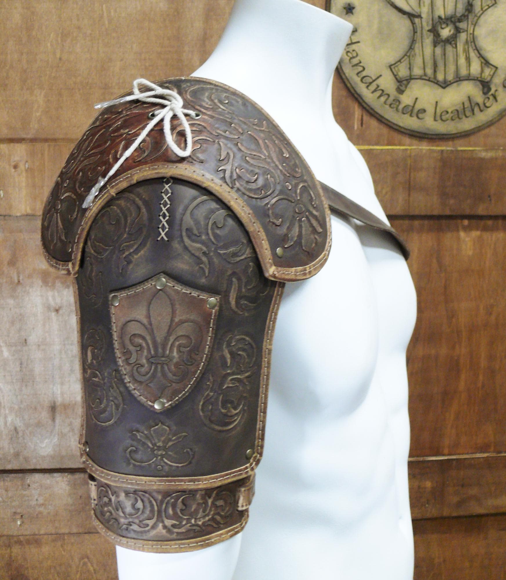 Shoulder pad Leather pattern | Steampunk LARP musketeer | DIY instructions