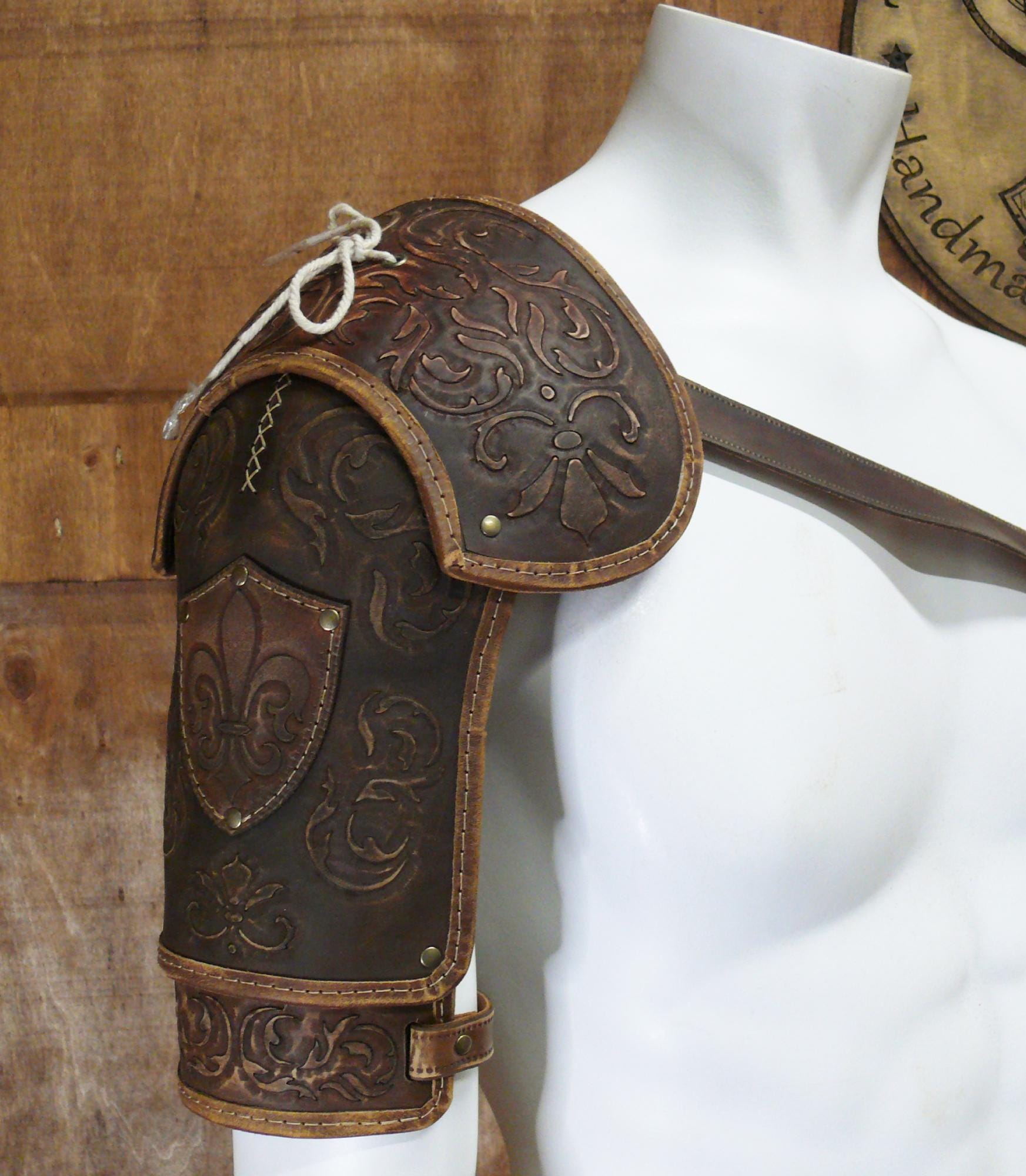 Shoulder pad Leather pattern | Steampunk LARP musketeer | DIY instructions